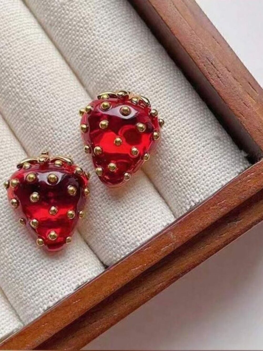 Strawberry studearrings 815
